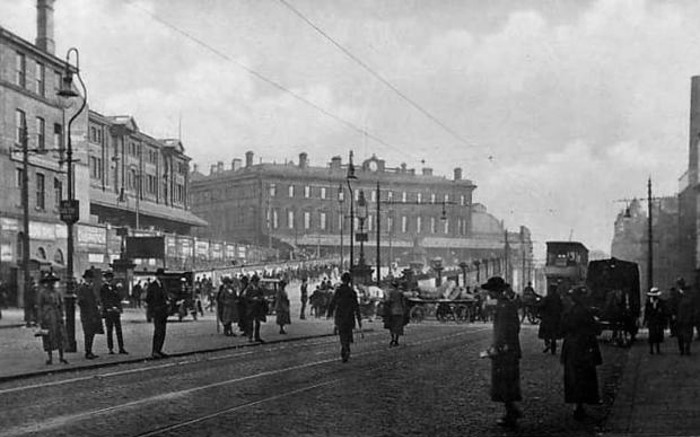 Manchesterlondonroad_old_postcard